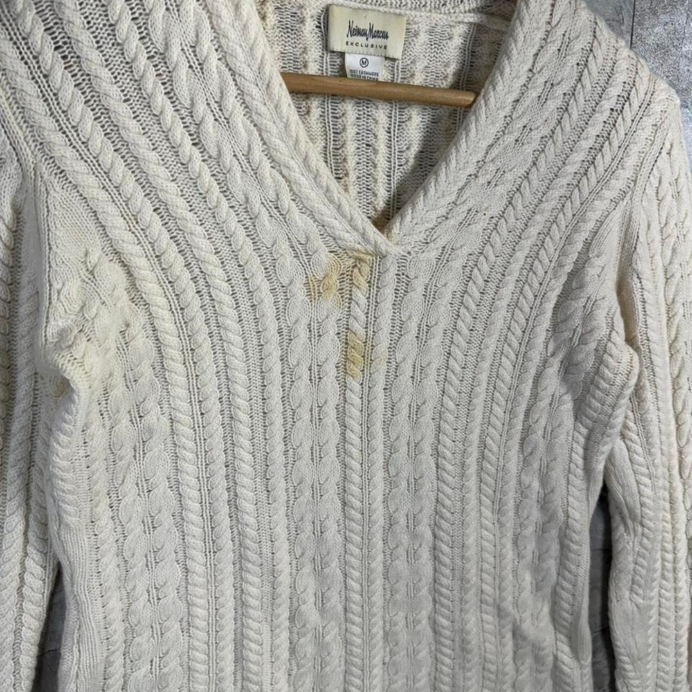 Neiman-Marcus Woman's 100%‎ Cashmere Cable Knit V-neck Pullover Sweater Ivory M - Picture 2 of 8